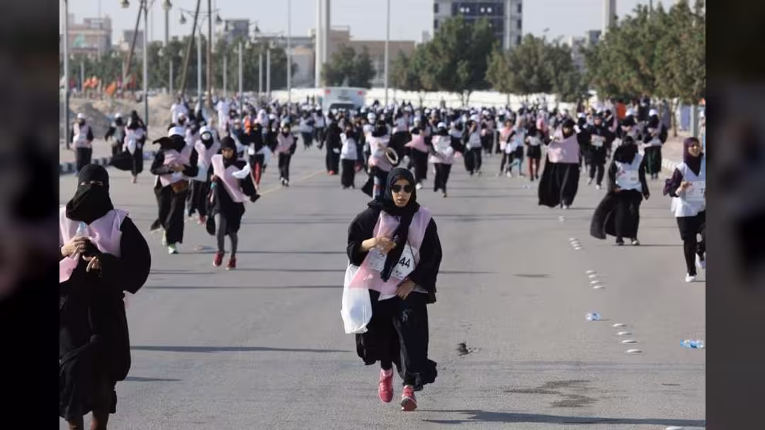 بالفيديو والصور.. فتيات سعوديات يشاركن بأول ماراثون نسائي