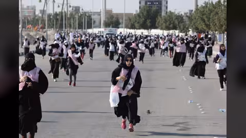 بالفيديو والصور.. فتيات سعوديات يشاركن بأول ماراثون نسائي