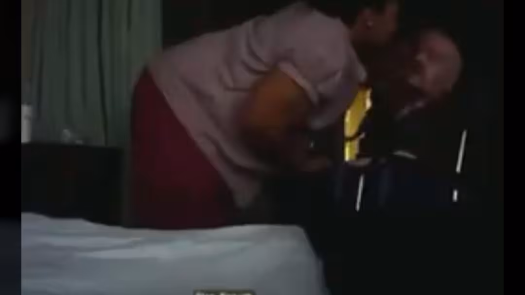 فيديو مروع.. أمريكية تضرب عجوزاً لبنانياً مريضاً يئن