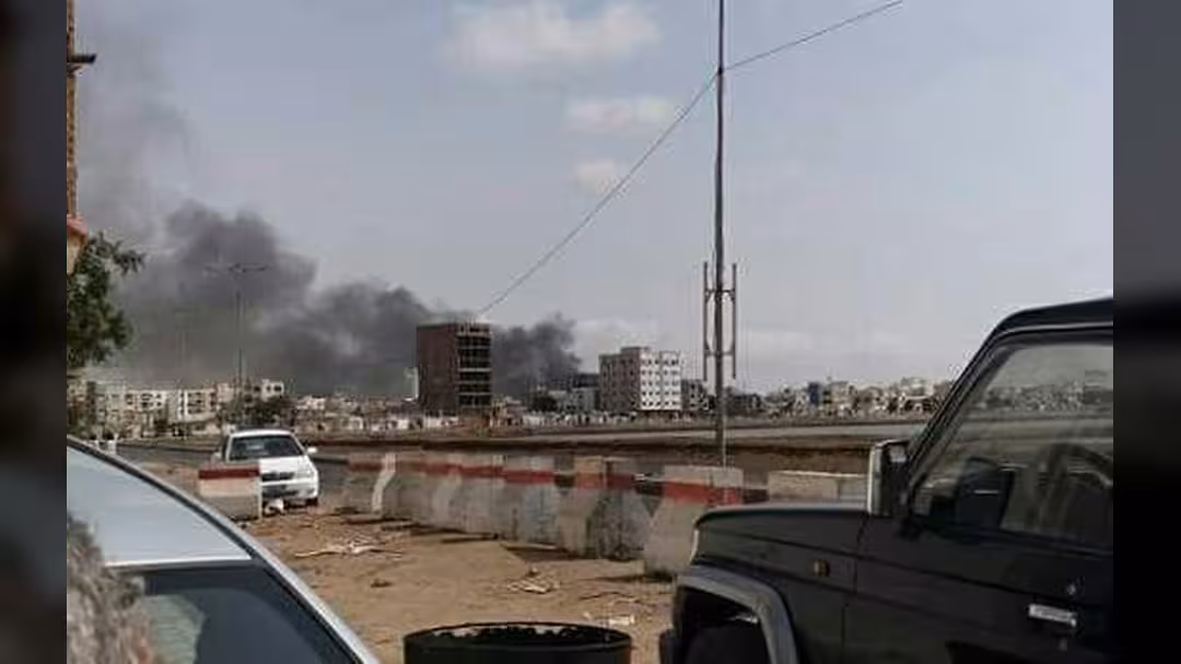انفجار يستهدف مطبخ الحزام الأمني في المنصورة بعدن.. فيديو
