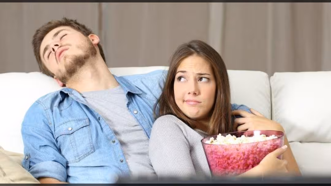 تعرف على 6 علامات على الحب من طرف واحد.. فيديو