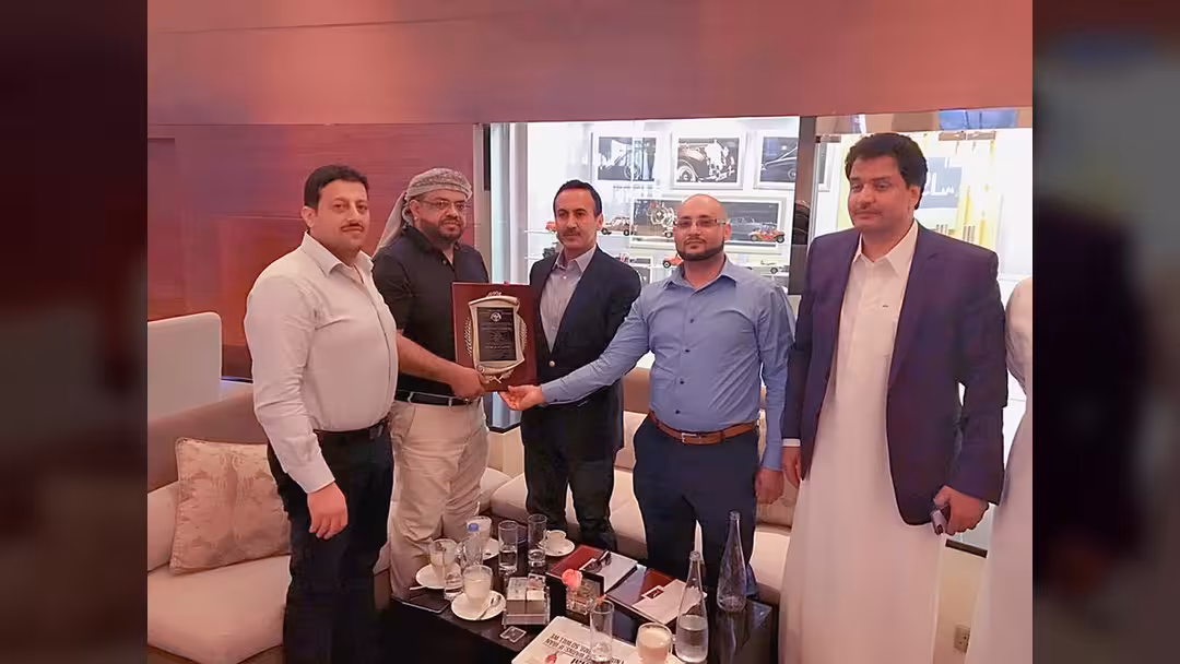 وفد من مؤتمريي أمريكا يلتقي أحمد علي في أبوظبي.. صور
