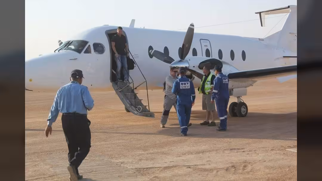 الطاقم الأجنبي لحقل العقلة النفطي يصل إلى شبوة للمرة الأولى