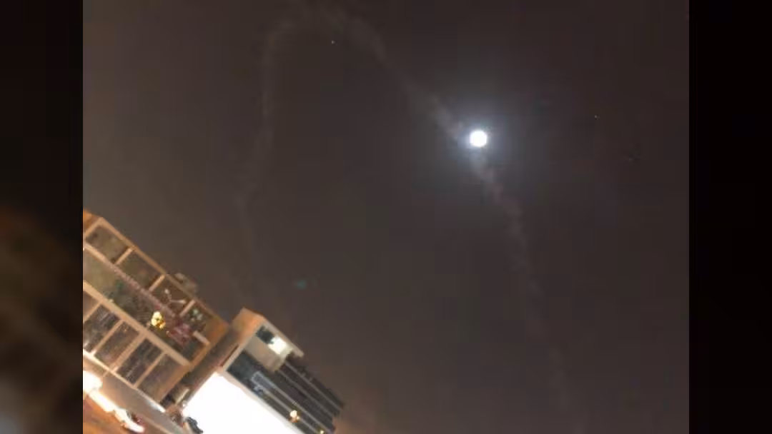 فيديو يوضح شظايا الرياض.. والحوثيون يعلنون تفاصيل إطلاق الصواريخ تجاه السعودية