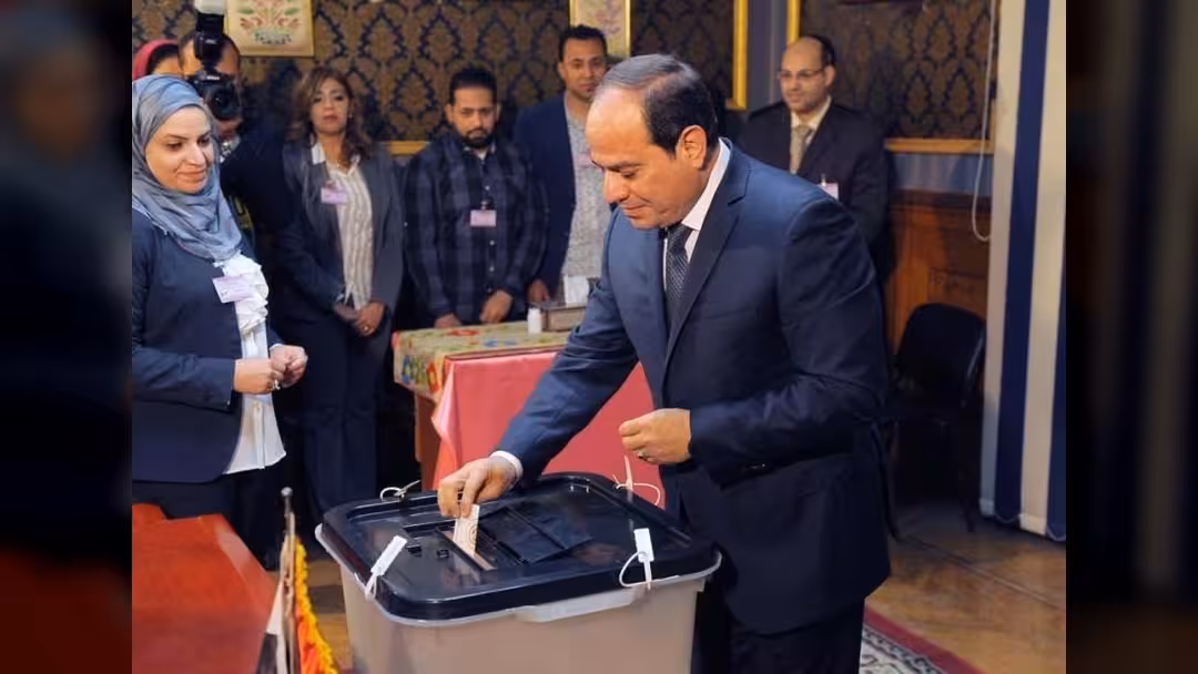 السيسي يصوت لاختياره رئيساً لمصر.. ومنافسه: أكثر الناخبين لا يعلمون بوجودي