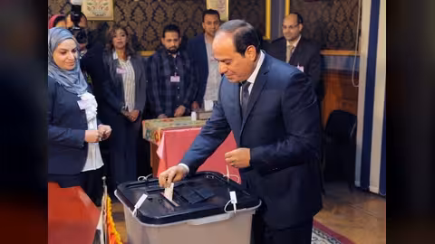 السيسي يصوت لاختياره رئيساً لمصر.. ومنافسه: أكثر الناخبين لا يعلمون بوجودي