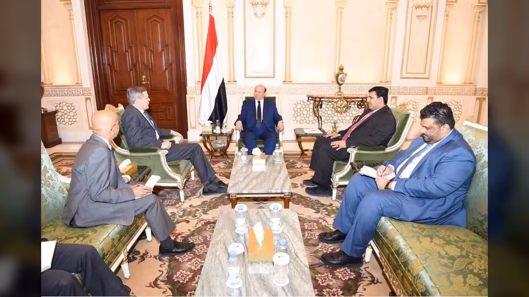 هادي يلتقي السفير الأمريكي ويشيد بجهود بلاده لتحقيق السلام في اليمن