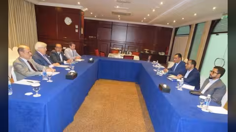 المبعوث الأممي غريفيث يلتقي القربي ووفد الحوثيين في مسقط