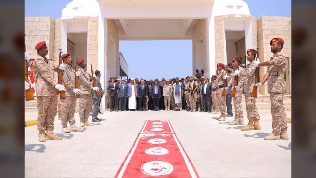 بالصور.. استقبال رسمي لحكومة بن دغر في المكلا وافتتاح مشاريع