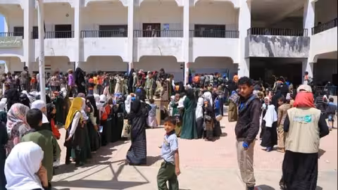 جمعية العون المباشر تسلم 6 آلاف طالب حقائب مدرسية في حزيز بصنعاء