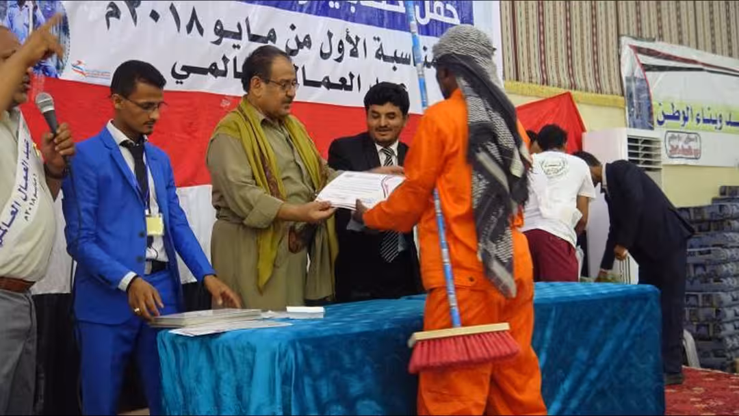 تكريم 200 عامل وعاملة بمناسبة يوم العمال العالمي في مأرب