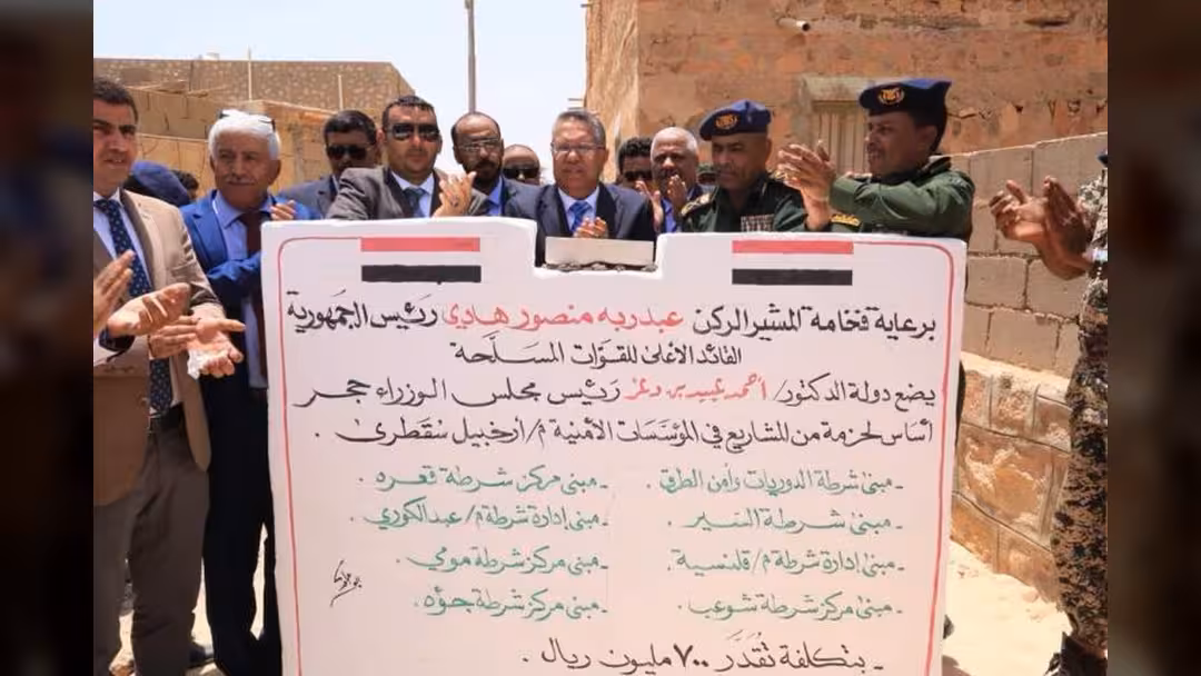 بن دغر يطمئن على الأوضاع في سقطرى باتصال مع محروس