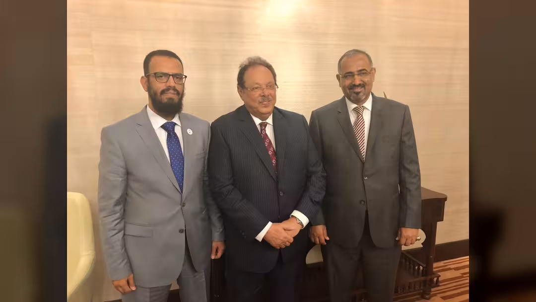 لقاء هو الأول يجمع علي ناصر محمد مع قيادة المجلس الانتقالي.. صور