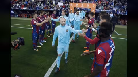 برشلونة يتذوق أول خسارة في الدوري الإسباني أمام ليفانتي.. فيديو