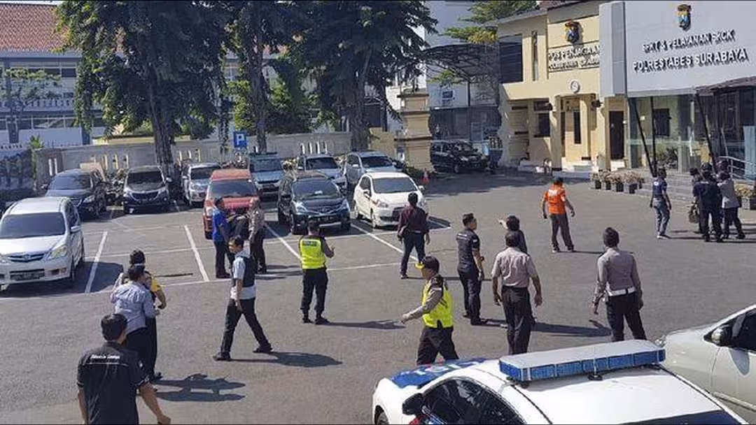 مقتل 4 انتحاريين بهجوم على مقر للشرطة في إندونيسيا