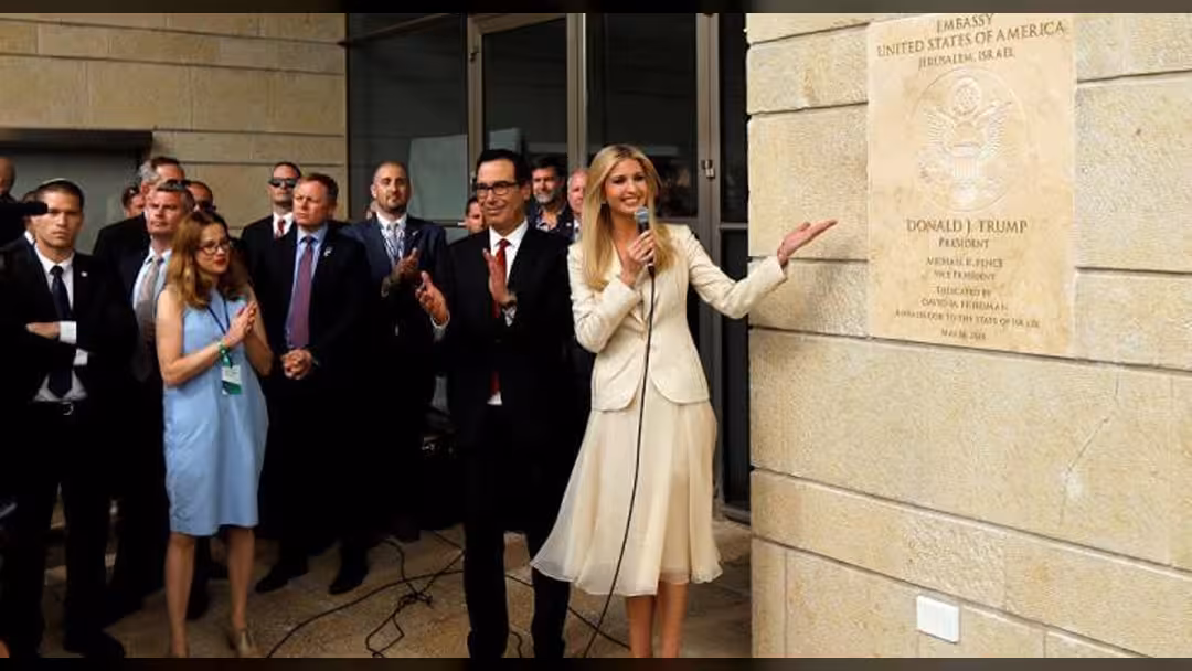 شاهد فيديو وصور.. لحظة إزاحة إيفانكا ترامب الستار عن سفارة واشنطن في القدس