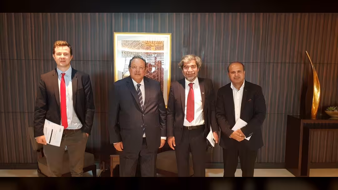علي ناصر محمد يلتقي فريق القضية الجنوبية بمكتب المبعوث الأممي.. صورة