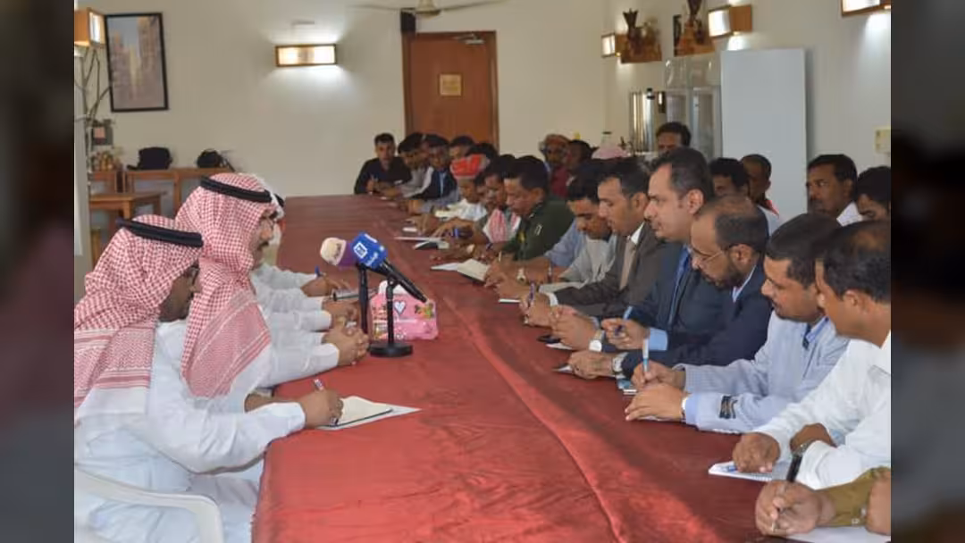 تفاصيل اجتماع السفير السعودي بمحافظ سقطرى ومسؤولي محليين