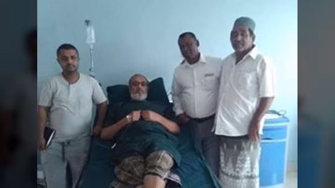 طاقم مسلسل بالعدني وعدن ميديا يطمئنان على صحة المسرحي قاسم عمر