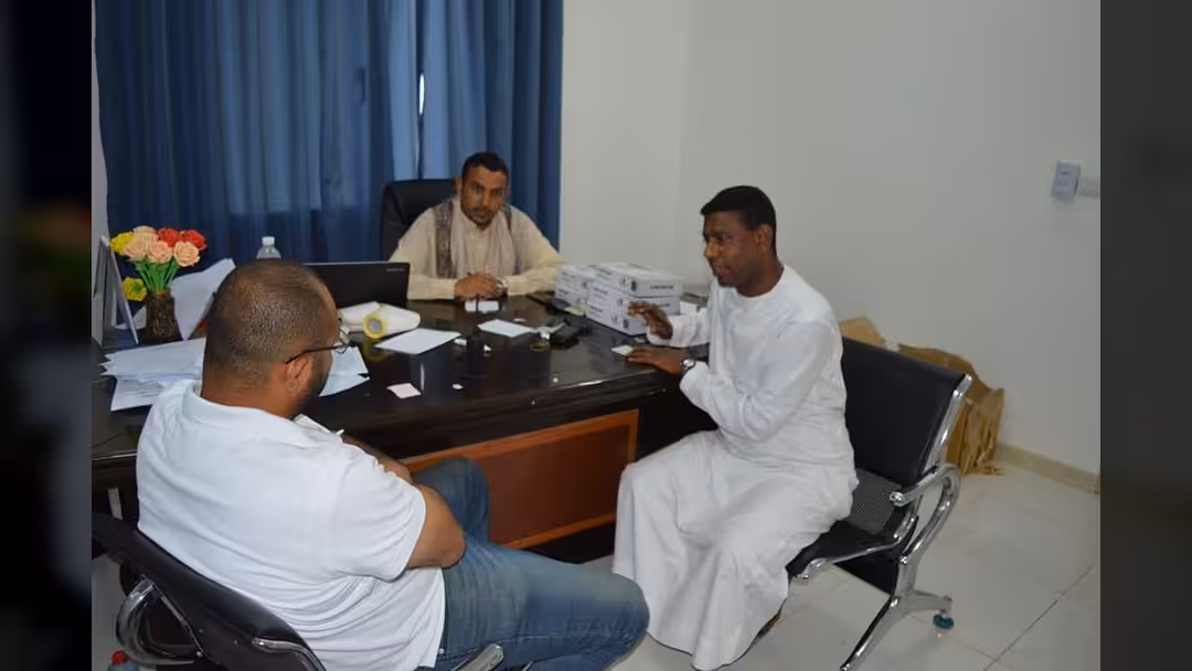 محافظ سقطرى يعلن حالة الطوارئ لمواجهة العاصفة المدارية.. ويخصص أرقاماً