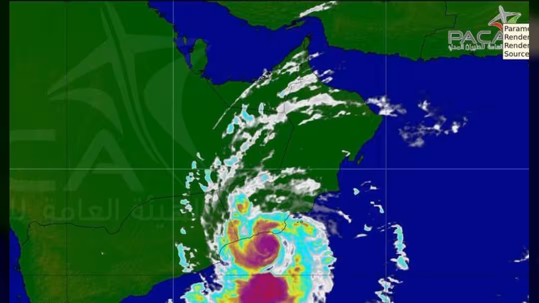 عُمان تمدد إغلاق مطار صلالة وتكشف موقع الإعصار قرب محافظة المهرة.. صورة