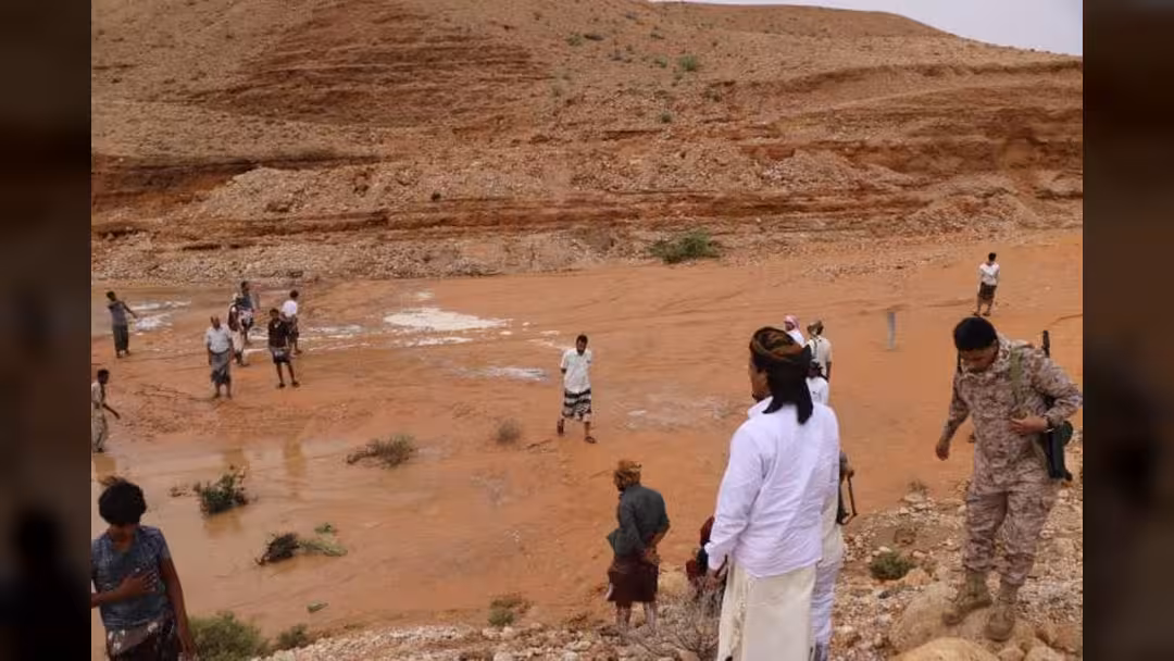 أمطار غزيرة في المهرة والسيول تحاصر مديريات ساحلية والسلطات تحذر.. صور