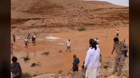 أمطار غزيرة في المهرة والسيول تحاصر مديريات ساحلية والسلطات تحذر.. صور