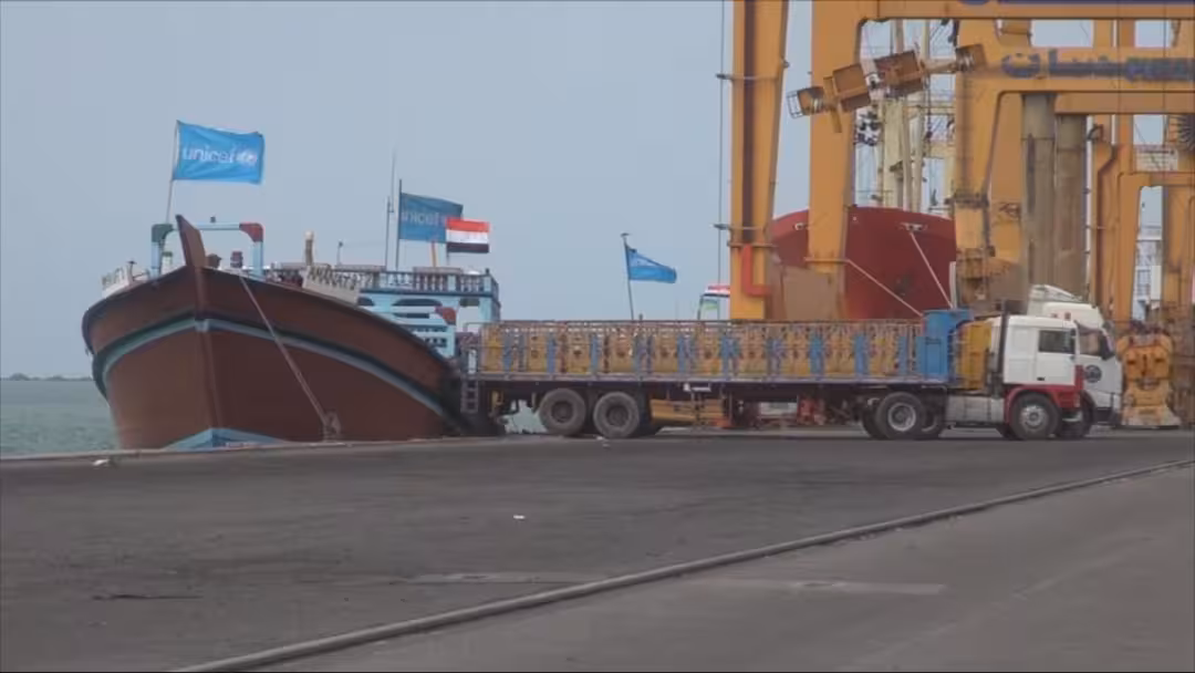 الحكومة تنفي انسحاب الحوثيين من ميناء الحديدة