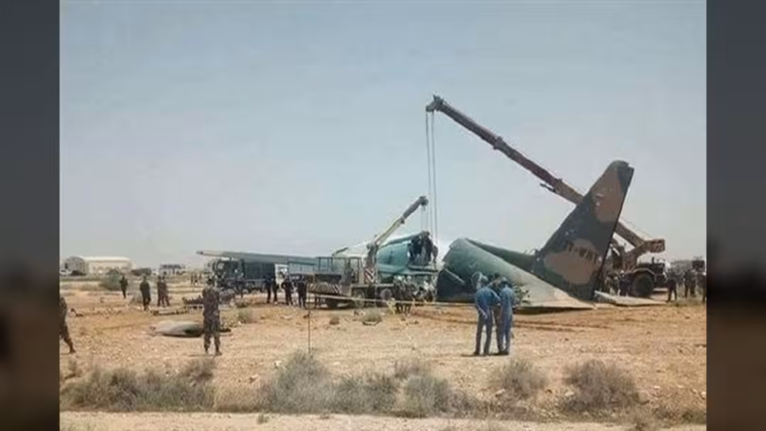 الجزائر: إصابة 8 أشخاص في انحراف طائرة عسكرية.. فيديو