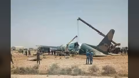 الجزائر: إصابة 8 أشخاص في انحراف طائرة عسكرية.. فيديو
