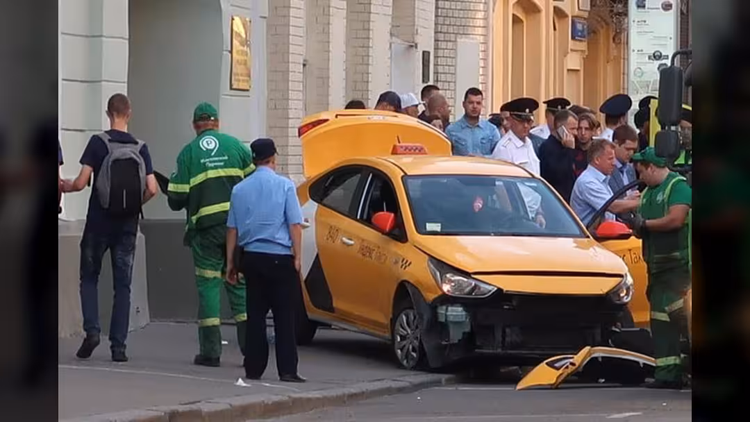 سيارة تصدم حشدا في موسكو بينهم مشجعون لكرة القدم.. فيديو