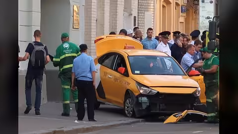 سيارة تصدم حشدا في موسكو بينهم مشجعون لكرة القدم.. فيديو