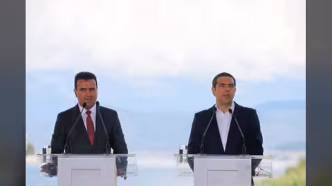 بعد خلاف دام 27 عاماً.. اليونان ومقدونيا توقعان اتفاق تغيير اسم الدولة البلقانية