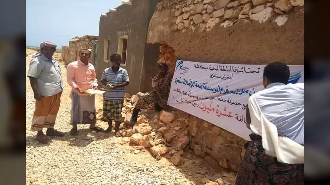 محافظ سقطرى يدشن توزيع تبرعات لمتضررين من إعصار مكونو