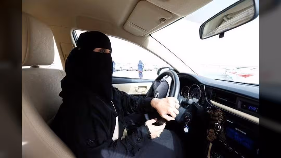 بالفيديو.. حقيقة أول حادث مروري لامرأة سعودية تقود سيارة