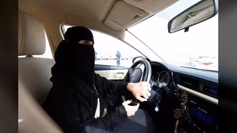 بالفيديو.. حقيقة أول حادث مروري لامرأة سعودية تقود سيارة