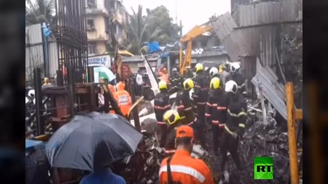 الهند: 5 قتلى جراء سقوط طائرة على حي مأهول في مومباي.. فيديو
