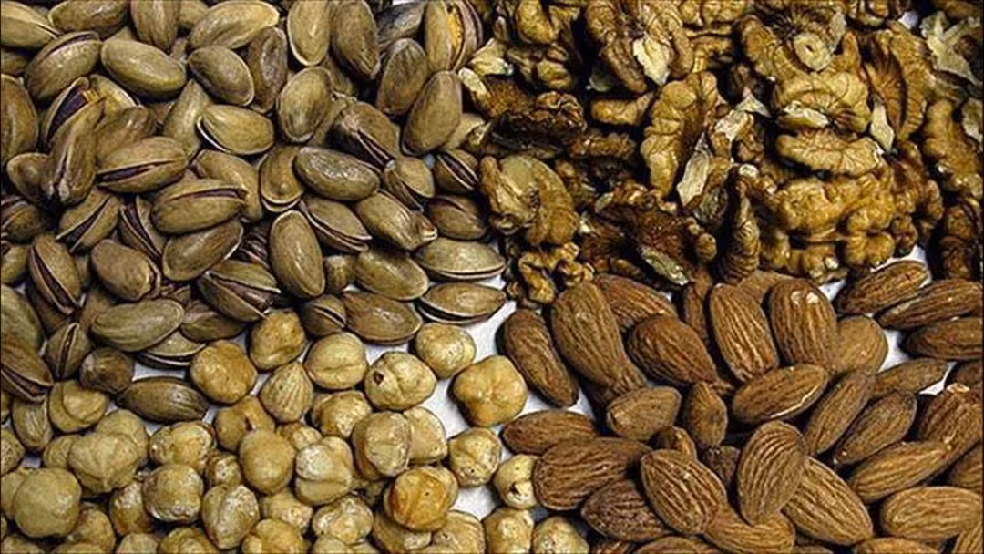 دراسة: 60 غراماً من المكسرات يومياً تحارب العقم لدى الرجال