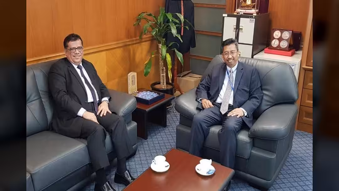 باحميد يبحث مع مسؤول ماليزي مستجدات اليمن وقضايا المقيمين