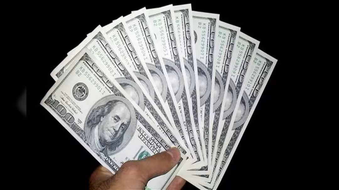 الدولار يهبط مع دخول رسوم أمريكية على واردات صينية حيز التنفيذ