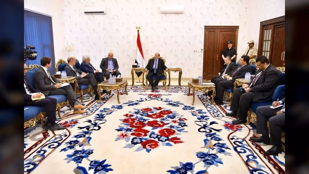 هادي يلتقي المبعوث الأممي في عدن ويشكل لجنة لدراسة مقترحاته