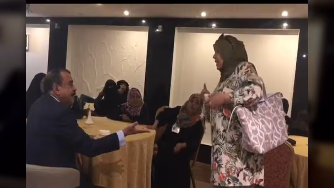 ذكرى العراسي تصدر توضيحاً حول فيديو اللقاء مع أحمد بن بريك: أقدم اعتذاراً