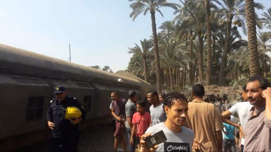 بالفيديو.. إصابة العشرات جراء خروج قطار عن مساره في مصر