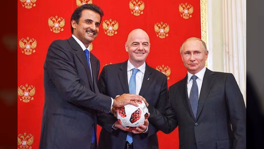 أمير قطر يتسلم راية تنظيم بطولة كأس العالم مونديال 2022.. فيديو