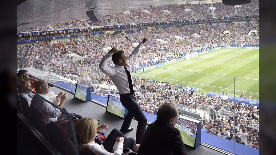شاهد صور وفيديو.. فرحة ماكرون الجنونية بفوز فرنسا بكأس العالم