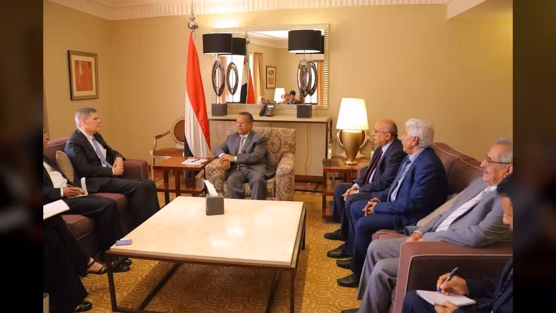 بن دغر يلتقي السفير الأمريكي ويدعو لخطوات تسبق أي مشاورات