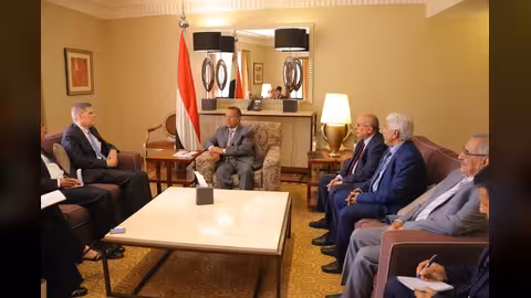 بن دغر يلتقي السفير الأمريكي ويدعو لخطوات تسبق أي مشاورات