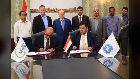 بالفيديو.. التوقيع على إنشاء محطتي كهرباء في عدن وحضرموت بحضور هادي 