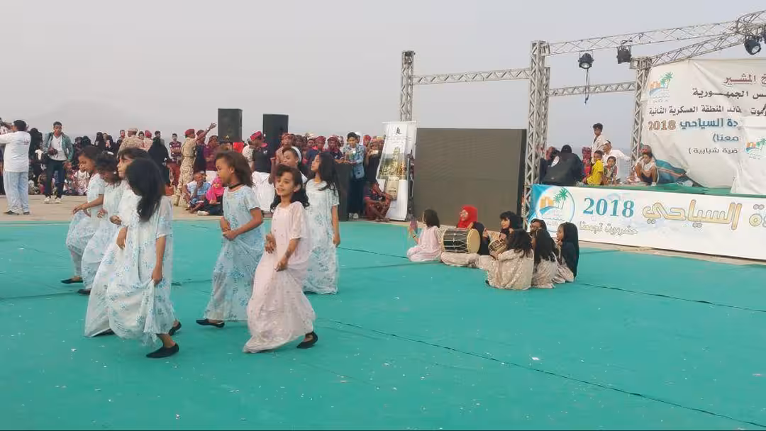 بالفيديو.. اختتام مهرجان البلدة السياحي في المكلا بلوحة غنائية وكرنفالية