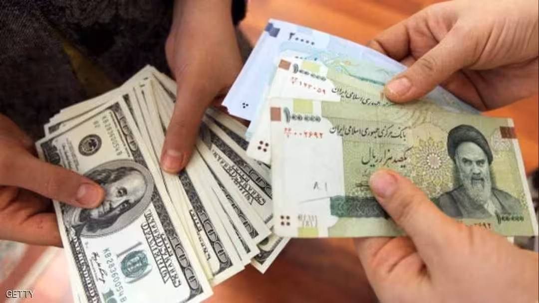 انهيار هو الأكبر في تاريخ العملة الإيرانية: دولار واحد يساوي 112 ألفاً